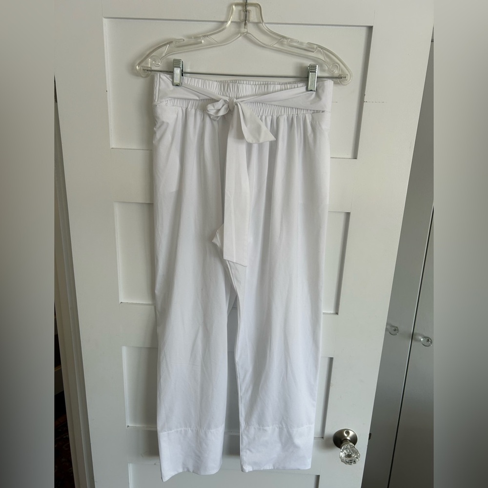 ADay easy day light weight pants in white. Size medium.
Excellent condition